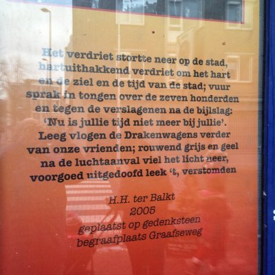 Tekst gedicht 'Na de luchtaanval'van H.H. ter Balkt op een affiche, gevonden op Doddendaal in Nijmegen