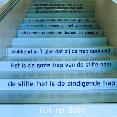 Zij draagt een glas water de trap op, H.H. ter Balkt, Museum Het Valkhof, Nijmegen