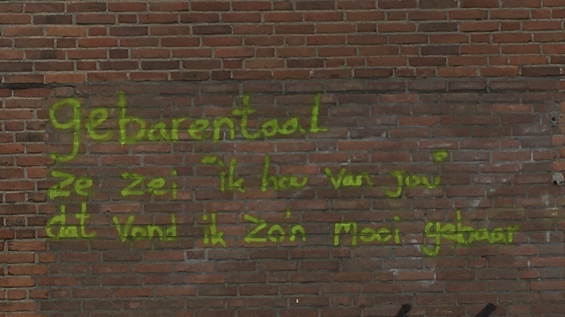 Anonieme poëtisch tekst over gebarentaal, gevonden in de 3e van Hezewijkstraat in Nijmegen