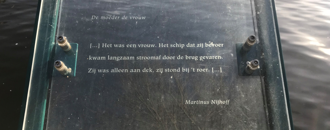 Tweede strofe uit het gedicht De moeder, de vrouw van Martinus Nijhoff, gevonden in Amsterdam