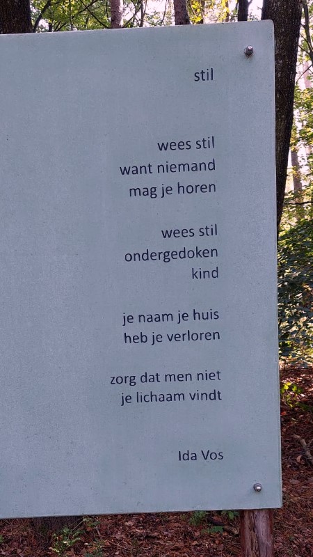 Stil, gedicht van Ida Vos, gevonden bij Het Verscholen Dorp bij Vierhouten