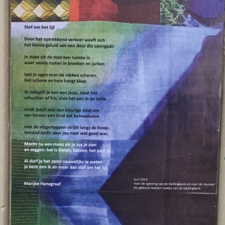 Stof om het lijf, gedicht van Marijke Hanegraaf, gevonden in de etlage van een modezaak in Nijmegen
