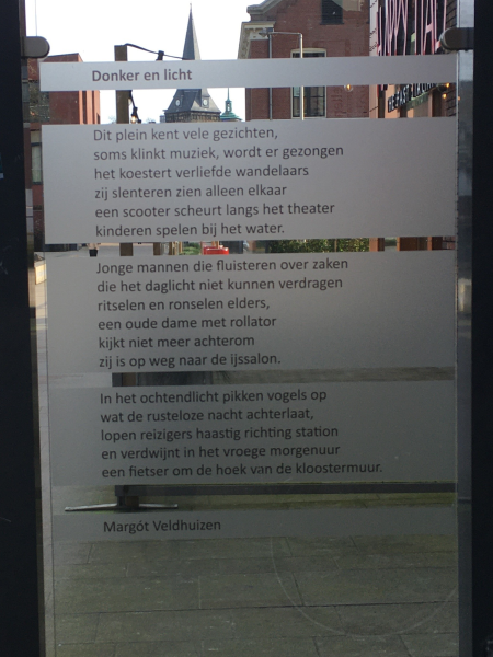 Donker en licht, gedicht van Margót Veldhuizen, gevonden op het Willem Wilminkplein in Enschede