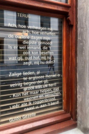Terug, gedicht van Guido Gezelle, gevonden in de Onze-Lieve-Vrouwestraat in Kortrijk