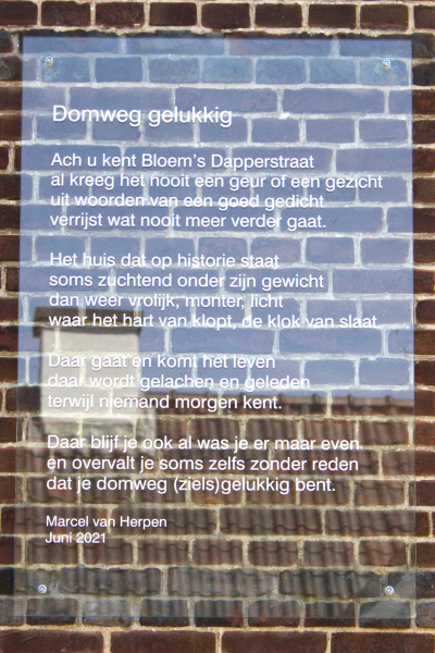 Domweg gelukkig, gedicht van Marcel van Herpen, gevonden in de Doctor Boutkanstraat in Heeswijk-Dinther