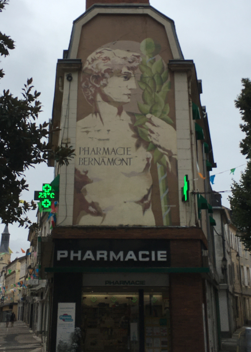 Pharmacie Bernamont in Nevers met een reclameschildering die gebaseerd is op de David van Michelangelo
