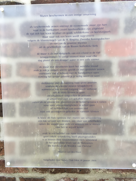 Muren beschermen in een innige omarming, gedicht van Maarten van den Elzen, gevonden in Uden