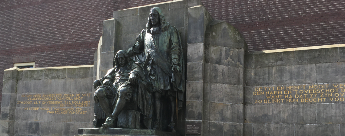 Standbeeld voor de gebroeders De Witt, door beeldhouwer Toon Dupuis en architect Dirk Roosenburg op de Visbrug in Dordrecht