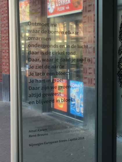 Gedicht van Amal Karam, gevonden op een bushokje op Plein 1944 in Nijmegen