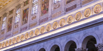 Fries met portretten van alle pausen in de basilica di San Paolo Fuori le Mura