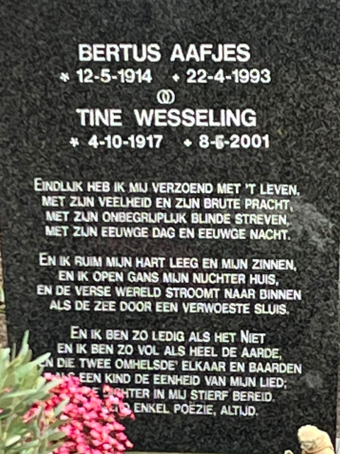 Gedicht van Bertus Aafjes op zijn graf op de begraafplaats in Swolgen