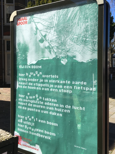 Bij een boom, gedicht van Salomé Mooij, gevonden op de Berg en Dalseweg in Nijmegen