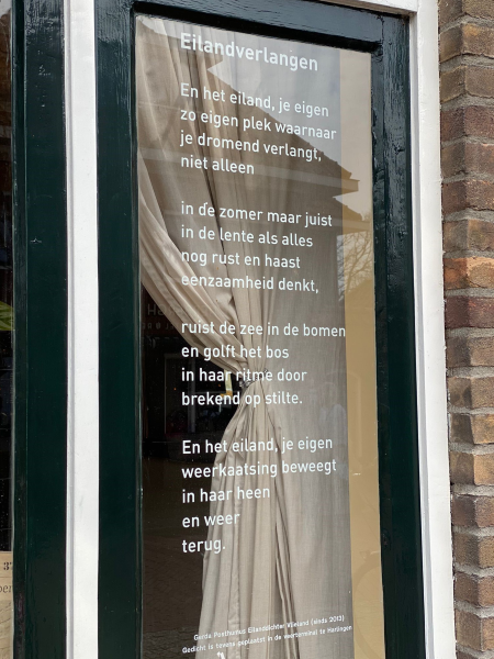 Eilandverlangen, gedicht van eilanddichter Gerda Posthumus, gevonden in de Dorpsstraat op Vlieland