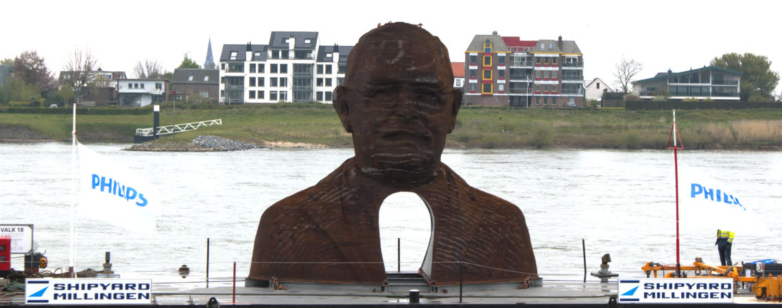 Zeven meter hoog borstbeeld van Gerard Philips over de Waal op weg van Millingen naar Zaltbommel