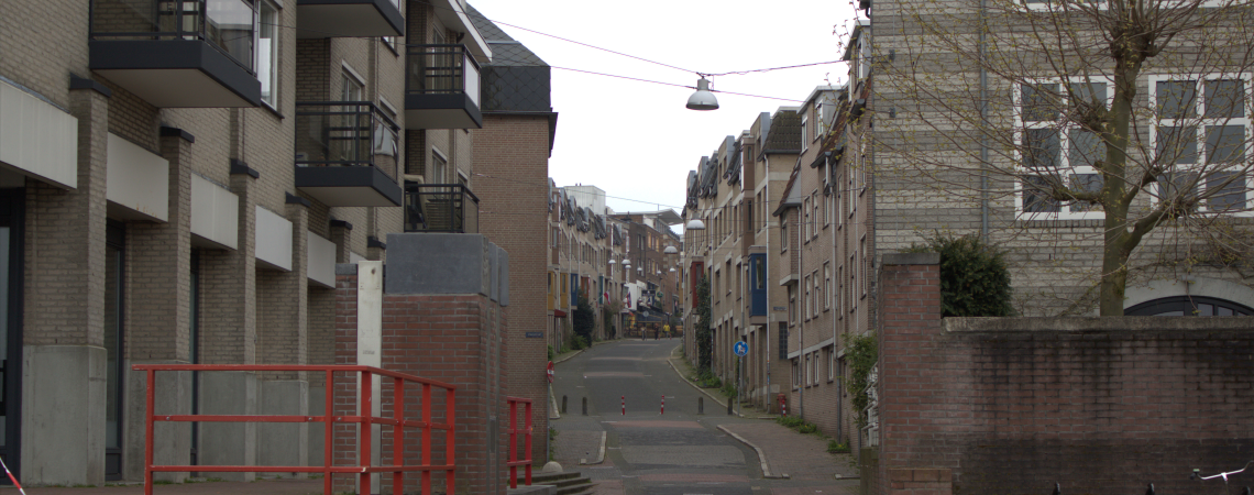 Blik vanaf de Waalkade naar de Grotestraat in Nijmegen, waar de moeder en de oudtante van Gerard Philips en de moeder en de tante van Karl Marx woonden