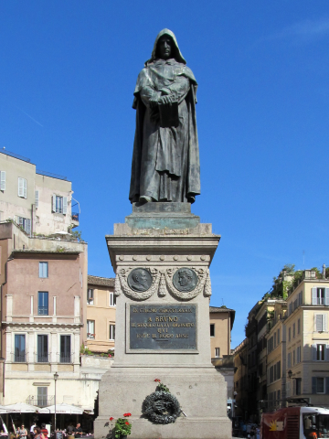 Beeld van Giordano Bruno door Ettore Ferrari op het Campo de' Fiori in Rome