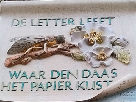 Anonieme en poëtische gevelsteen, gevonden in Utrecht