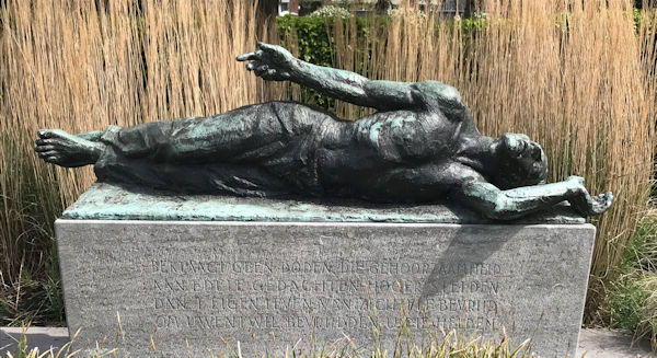 Monument voor de gevallenen in Naaldwijk. Beeld van Mari Andriessen, dichtregels van Anton van Duinkerken