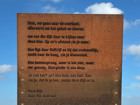Deze dijk, gedicht van Rik Andreae, gevonden langs de dijk langs de Eems bij Nieuwstad