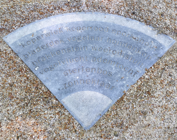 Tekst met drielettergrepige woorden van Heidi Koren, gevonden in Park Brakkenstein in Nijmegen