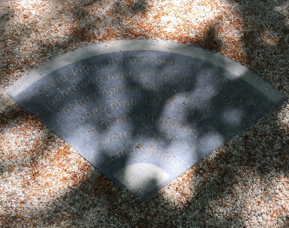 Gedicht van tweelettergrepige woorden, gevonden in Park Brakkenstein in Nijmegen