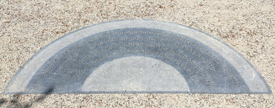 Tekst met vijflettergrepige woorden van Heidi Koren, gevonden in Park Brakkenstein in Nijmegen