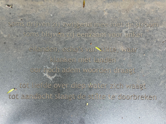 Gedicht van Pien Storm van Leeuwen, gevonden op een poosplaats langs de Dommel in Sint Michielsgestel