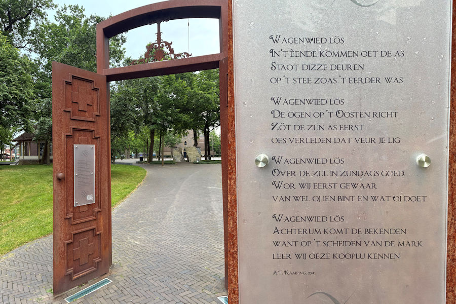 Monument op de Markt in Emmen dat herinnert aan het stadhuis dat in 1975 volledig afbrandde met een gedicht van stadsdichter Bert Kamping