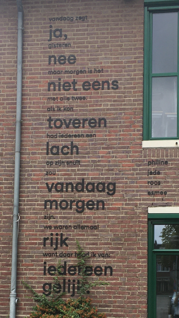 Gerdicht van Philine, Jade, Roos en Esmee op de gevel van St. Martinus basisschool in Venlo