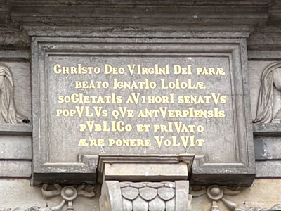Chronogram op de gevel van de Sint-Carolus-Borromeuskerk in Antwerpen, duidt op jaartal 1621