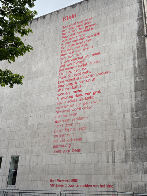 Klein, gedicht van Bart Moeyaert, gevonden in Antwerpen