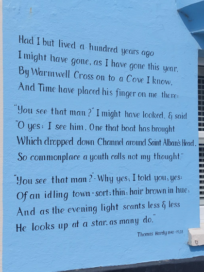 At Lulworth Cove a Century Back,drie strofen uit het gedicht van Thomas Hardy, gevonden bij Lulworth Cove.