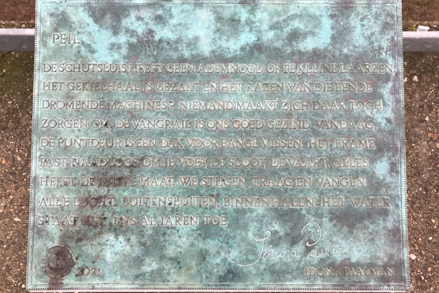 Peil, gedicht van Iduna Paalman, gevonden bij de Peulensluis in Giessendam